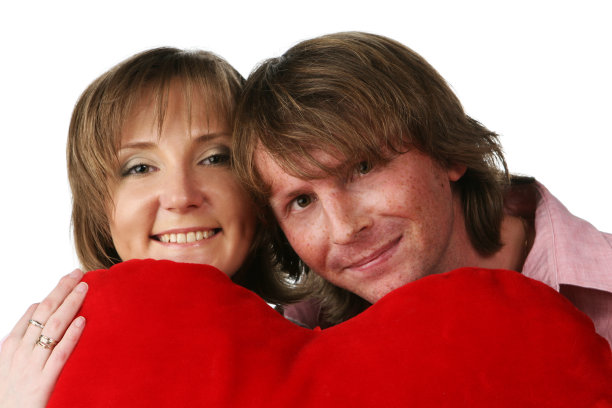 一对情人躺在红心枕头上图片下载