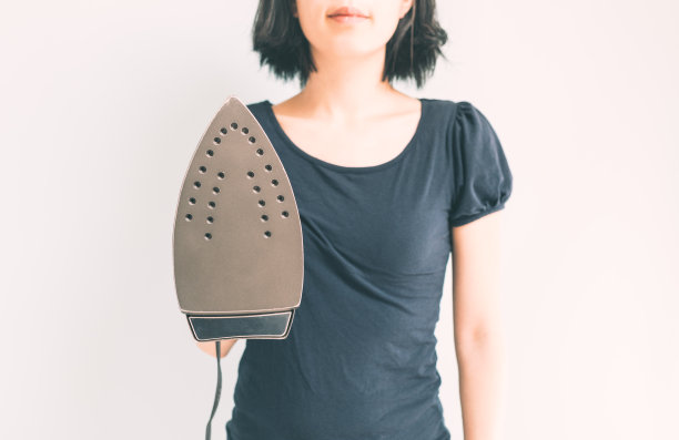 女人拿着熨斗素材图片