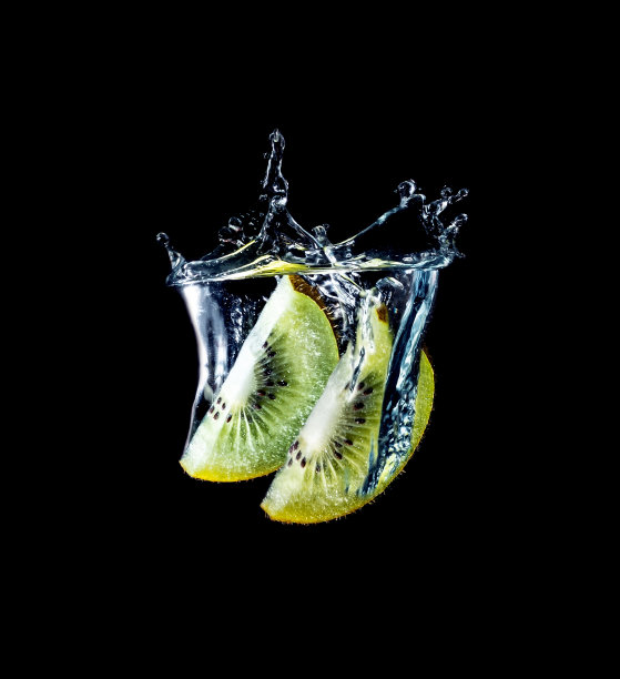 几维鸟片落入水中的特写镜头图片下载