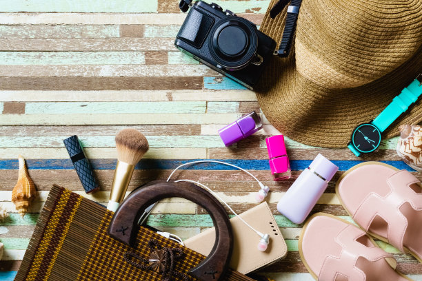 旅行和度假的物品放在木桌上。素材图片