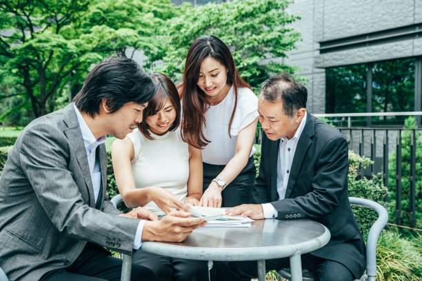 在花园里开会图片下载