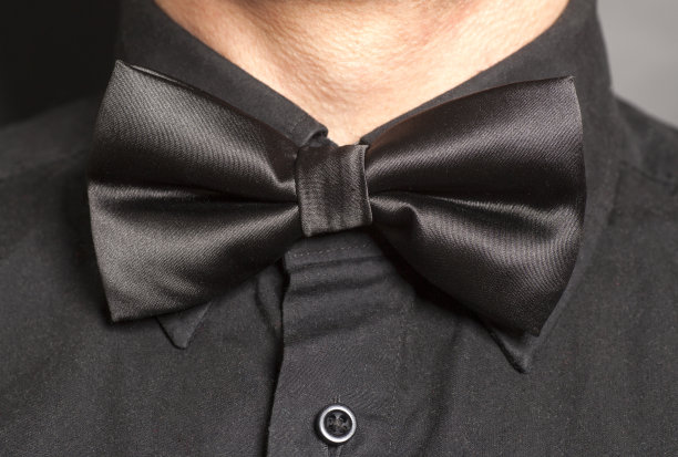 穿着黑色衬衫和黑色领结的男人图片下载