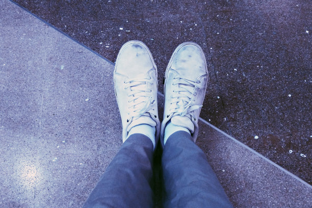 穿着白色运动鞋和牛仔裤的男人图片下载