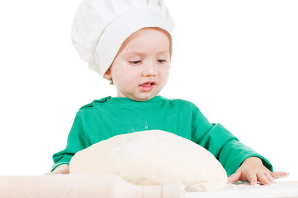 小厨师为披萨揉面，孤立白色图片下载
