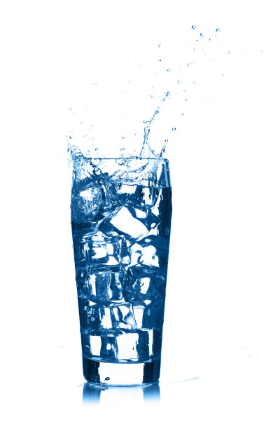 玻璃杯溅水图片下载