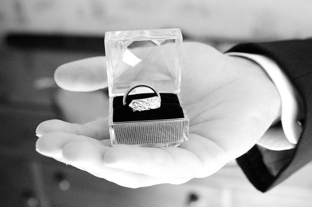黑白照片钻石结婚戒指在盒子图片下载