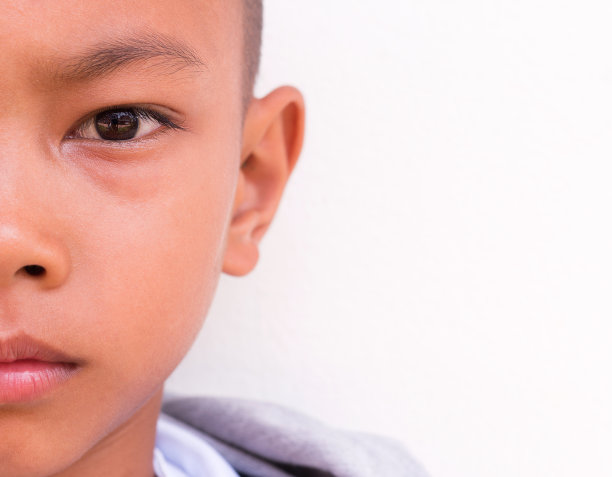 自信的孩子的表情，Kid的脸上带着聚焦的睫毛。图片下载