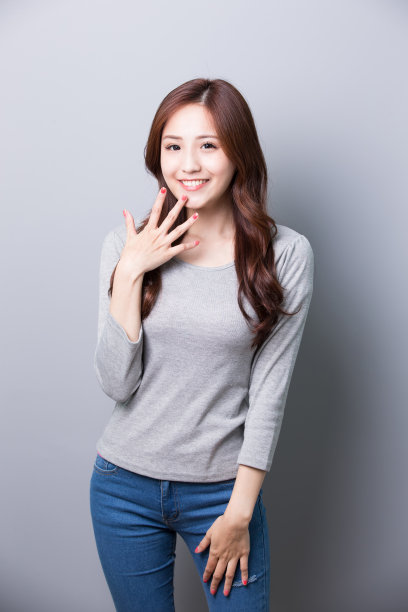 年轻女子向你微笑图片下载