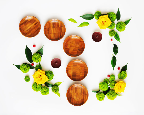 带有玫瑰花环框架的木制盘子。图片下载