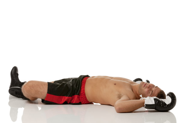 失去知觉的拳击手躺在地板上图片下载