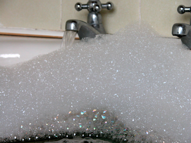 泡泡和浴缸龙头。图片下载