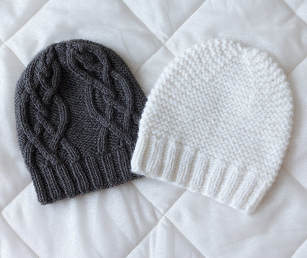 帽子上黑色和米色的抹布背景，手工编织的羊毛辐条上图片下载