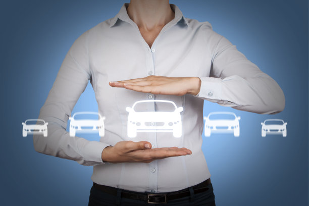 屏幕上的两只手之间的汽车选择图片下载