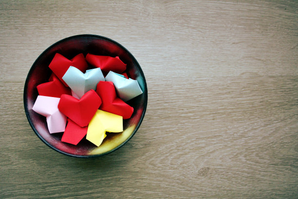 纸的心形折纸。图片下载