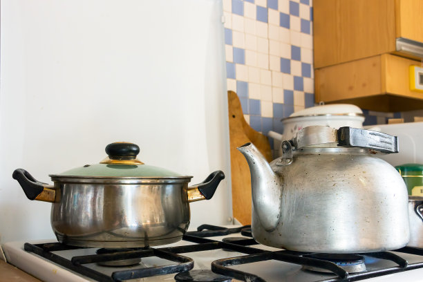 煤气炉上的壶和水壶图片下载