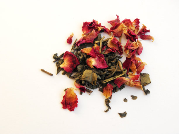 玫瑰花瓣的有机绿茶图片下载
