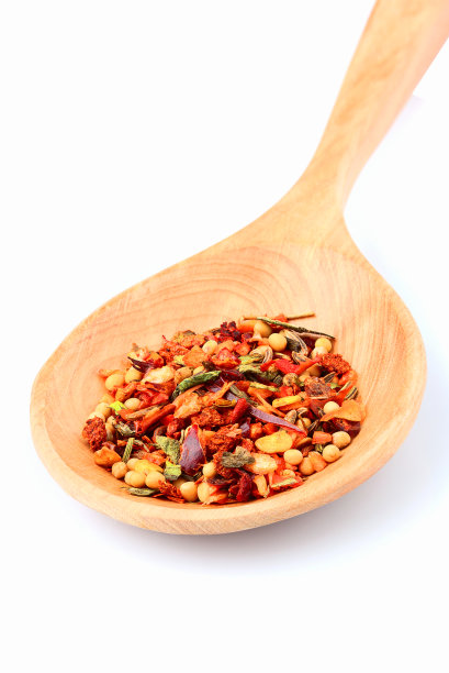 香料(调味料)在一个大木勺。图片下载
