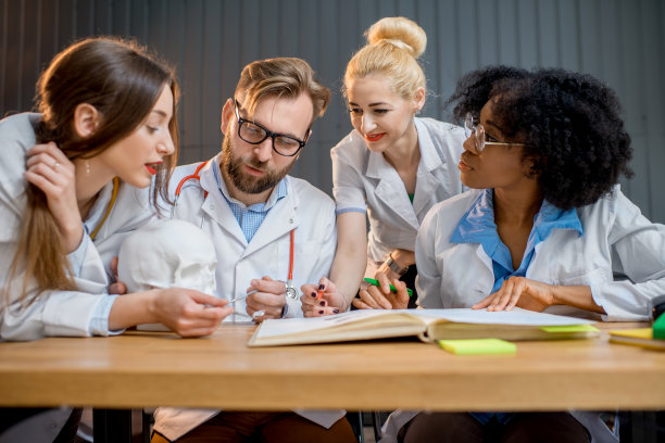 一群医学生在教室里图片下载