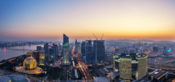 现代城市景观与天际线（黎明时分）素材图片