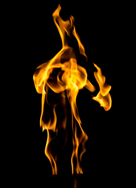 黑色背景上的火焰图片下载