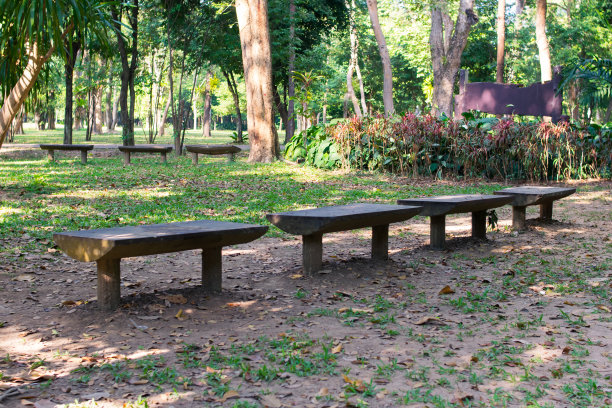 花园的长椅上图片下载