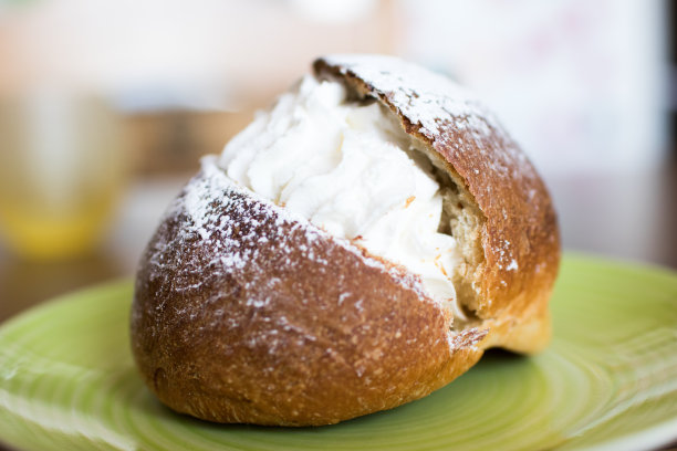 绿色盘子里的奶油泡芙。图片下载