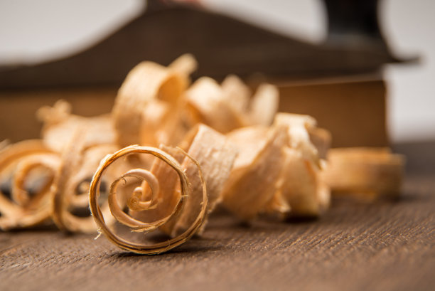 木匠用工具和工艺品制作桌子图片下载