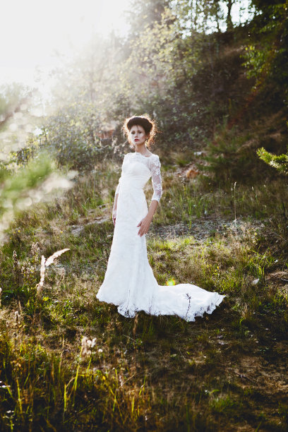 新娘在绿色公园穿着婚纱图片下载