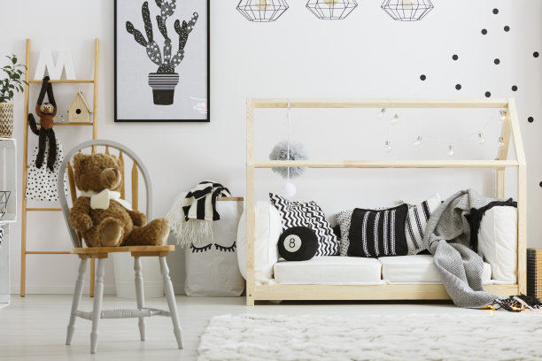 男孩的卧室和房子的床图片下载