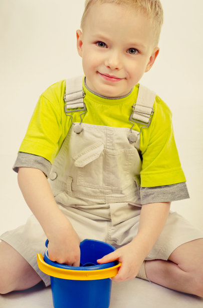 玩的男孩图片下载