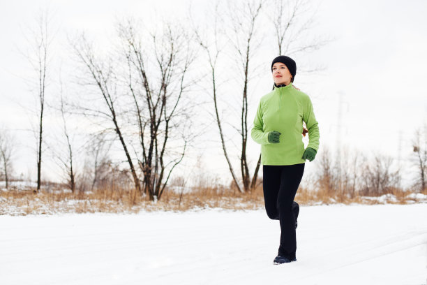 在雪地上奔跑图片下载