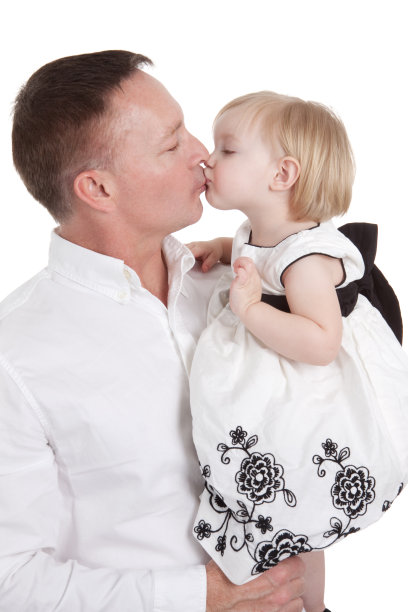 女儿亲了爸爸一下图片下载