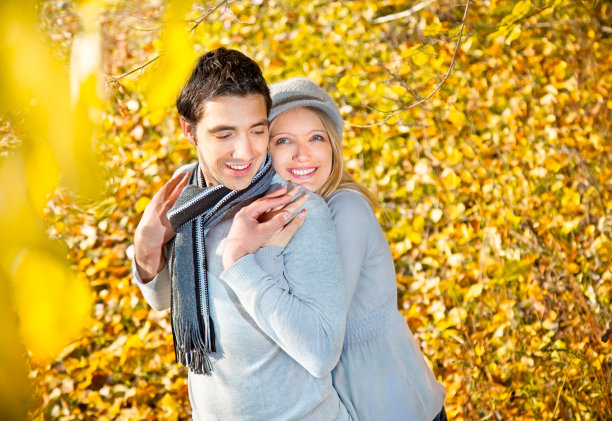 幸福的情侣在秋天的树枝上有一段浪漫图片下载