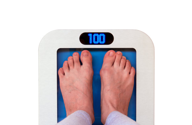 电子秤上的人脚。图片下载