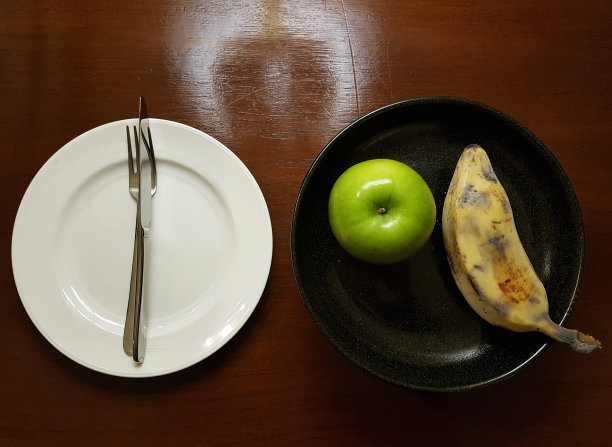 苹果和香蕉在盘子里图片下载