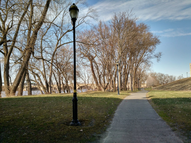 沿河有小路的古董灯柱图片下载