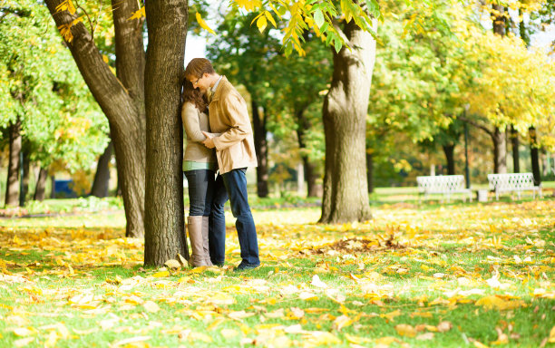 户外秋高气爽的小两口图片下载