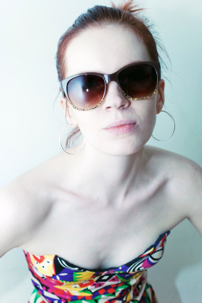 一个戴着太阳镜的年轻女人的肖像图片下载