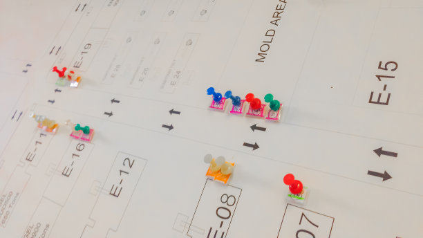 一组推针标记在白色版面纸背景上图片下载