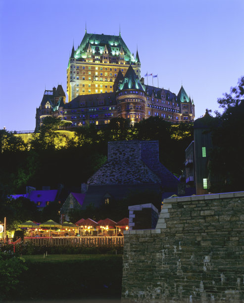魁北克老城的芳堤纳克城堡，夏夜图片下载