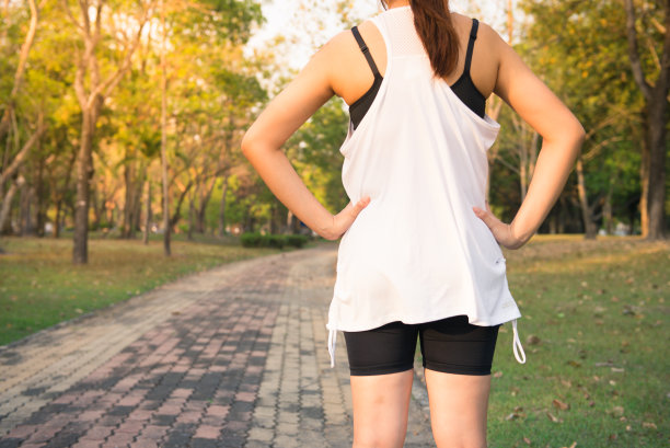 年轻健身女性晨跑的背影，人物与运动概念，选择性聚焦，复古效果风格图片。图片下载