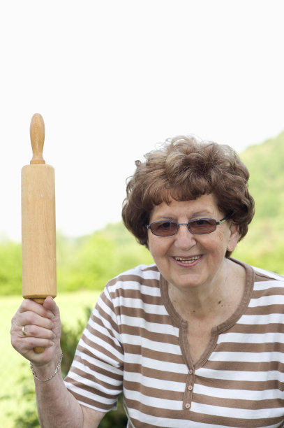 愤怒的女高管拿着擀面杖图片下载