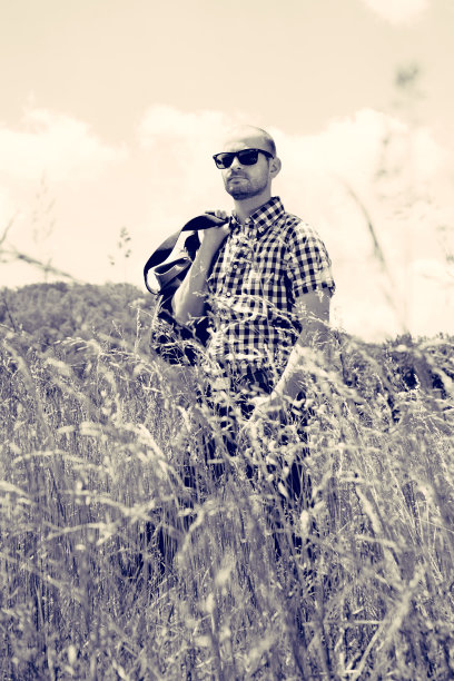 夏日享受大自然的年轻人图片下载