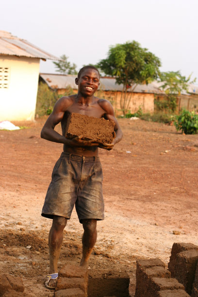 非洲少年制砖图片下载
