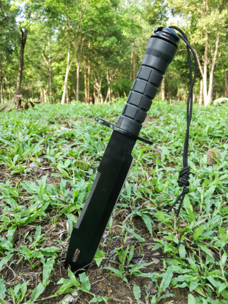 用于露营和森林求生的钢刀。图片下载