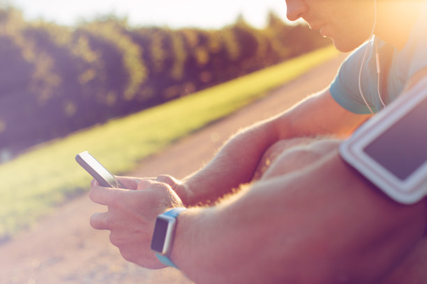 运动员坐在智能手机前图片下载