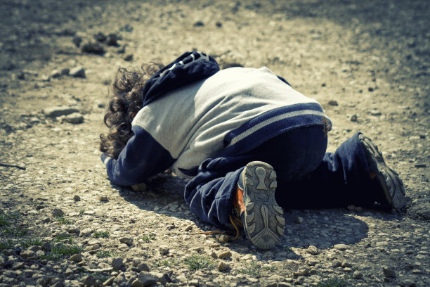 一个得不到自己想要的东西的小男孩图片下载