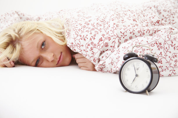 拥有智能手机的金发睡美人图片下载