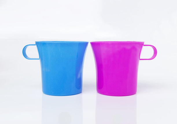 蓝色和粉色的塑料杯图片下载