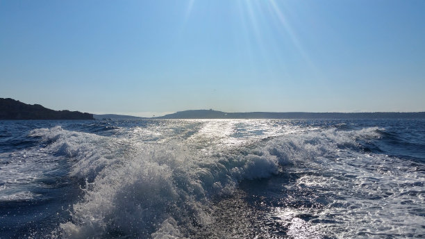 有尾流的海景图片下载